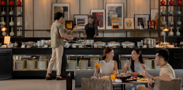 meal-at-public-restaurant-2