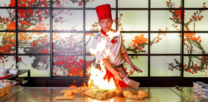 chef-bank-cooking-at-benihana-grand-mercure-bangkok-atrium-2