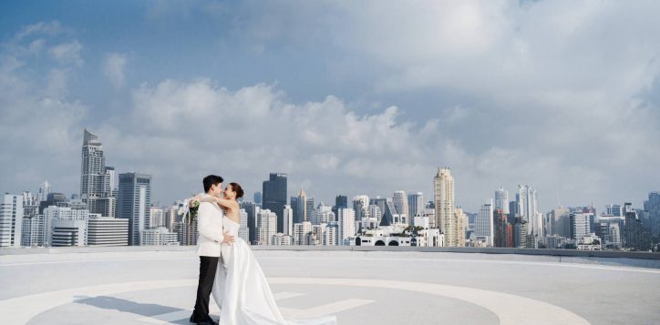 pre-wedding-photo-shoot-at-grand-mercure-bangkok-atrium-on-helipad-2-2