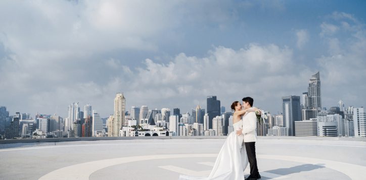 pre-wedding-photo-shoot-at-grand-mercure-bangkok-atrium-on-helipad-2
